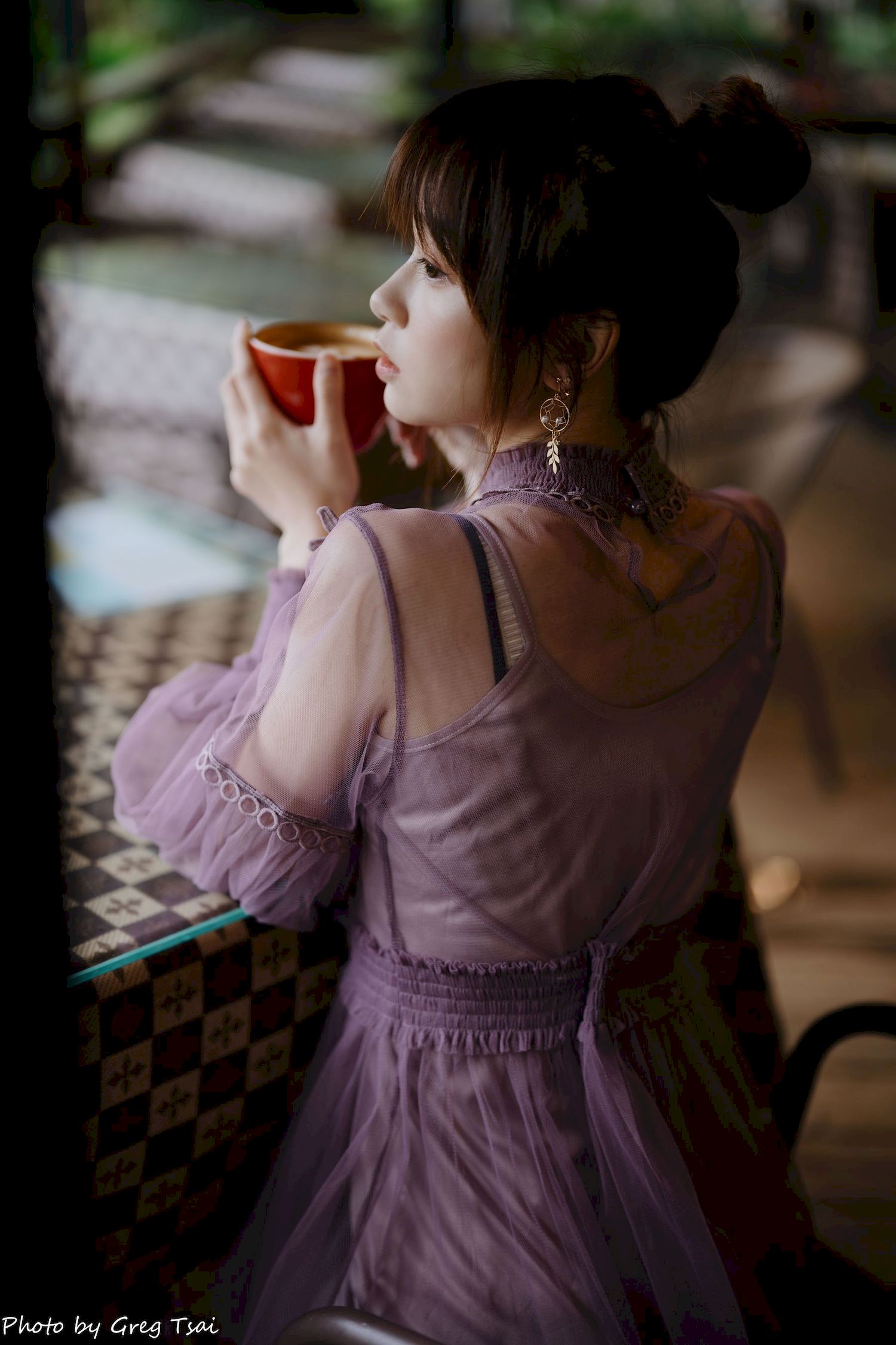 畊畊浅紫色蕾丝上衣花园暖调氛围摄影‌