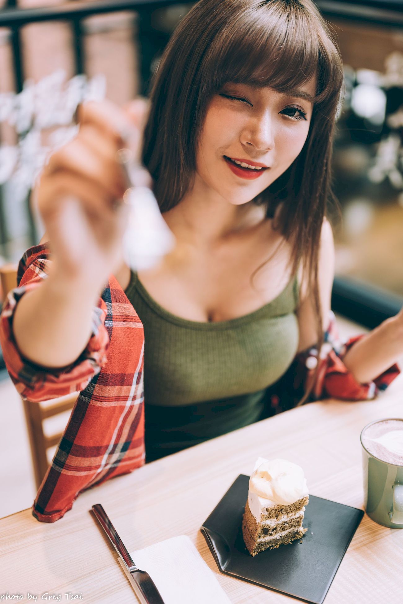 凯云咖啡馆‌红黑格纹衬衫