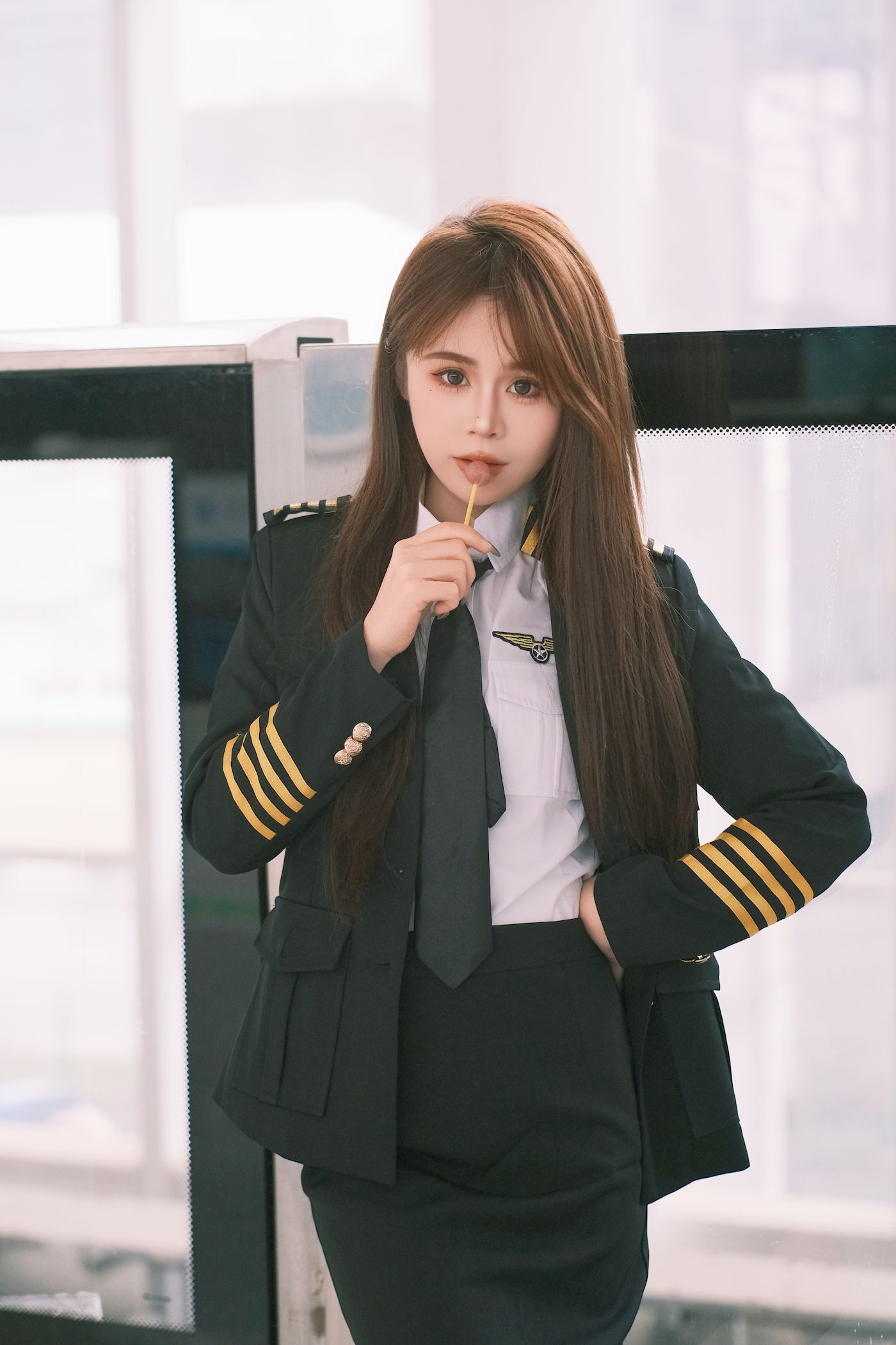 长发美女泡芙小方口含棒棒糖女警制服地铁站随拍-御萝部落