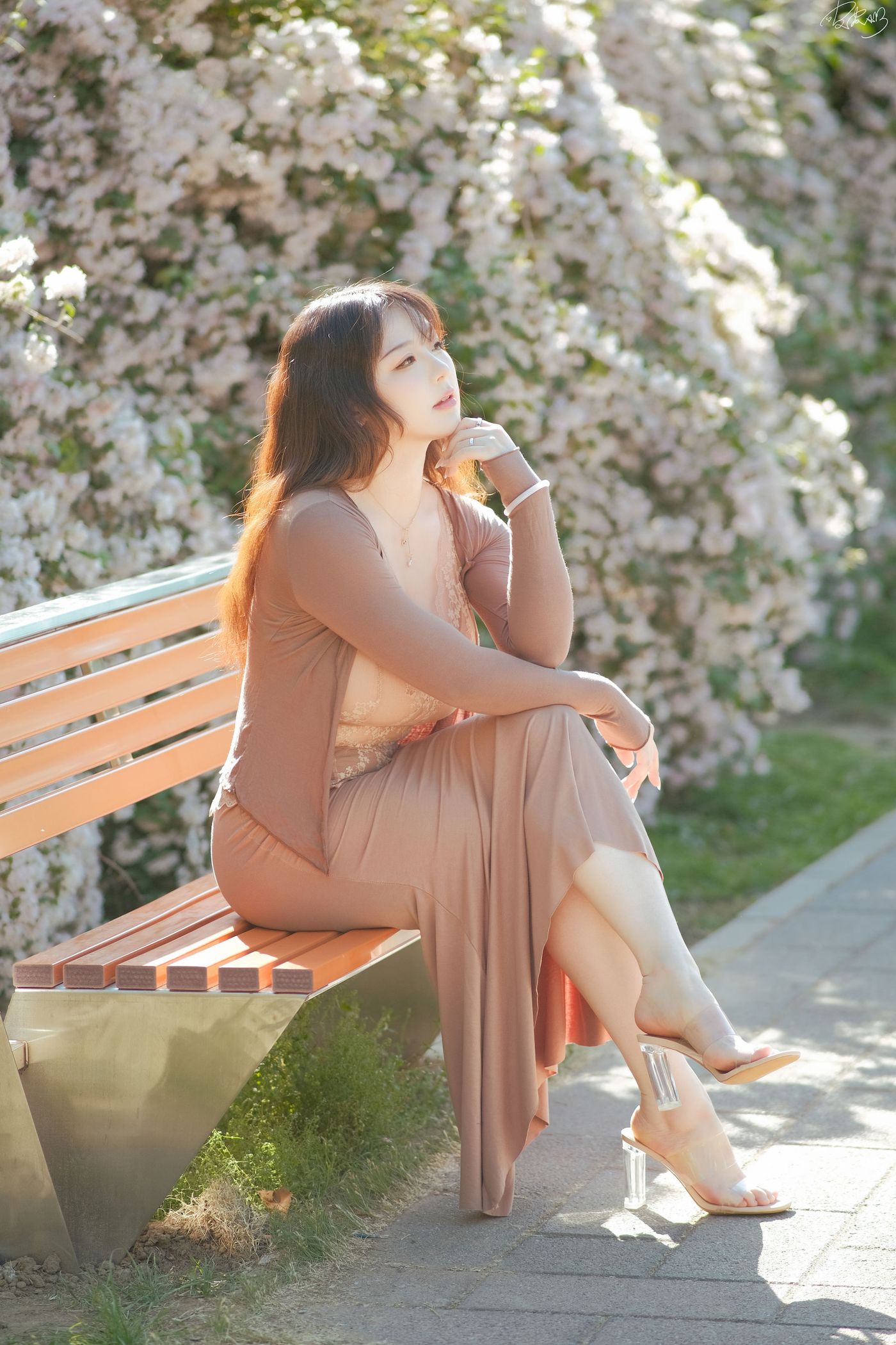 皮皮奶可可爱了啦公园长椅人妻户外写真