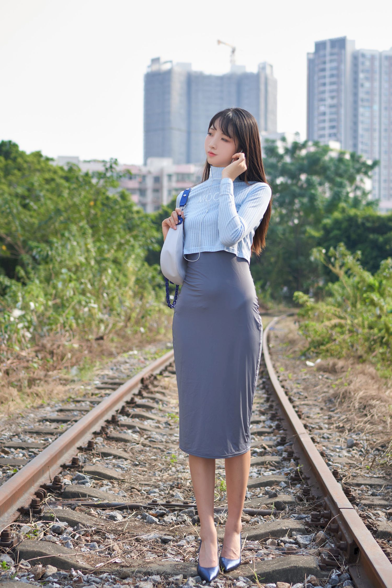 西呱呀呀呀修身素裙铁轨线上清纯写真