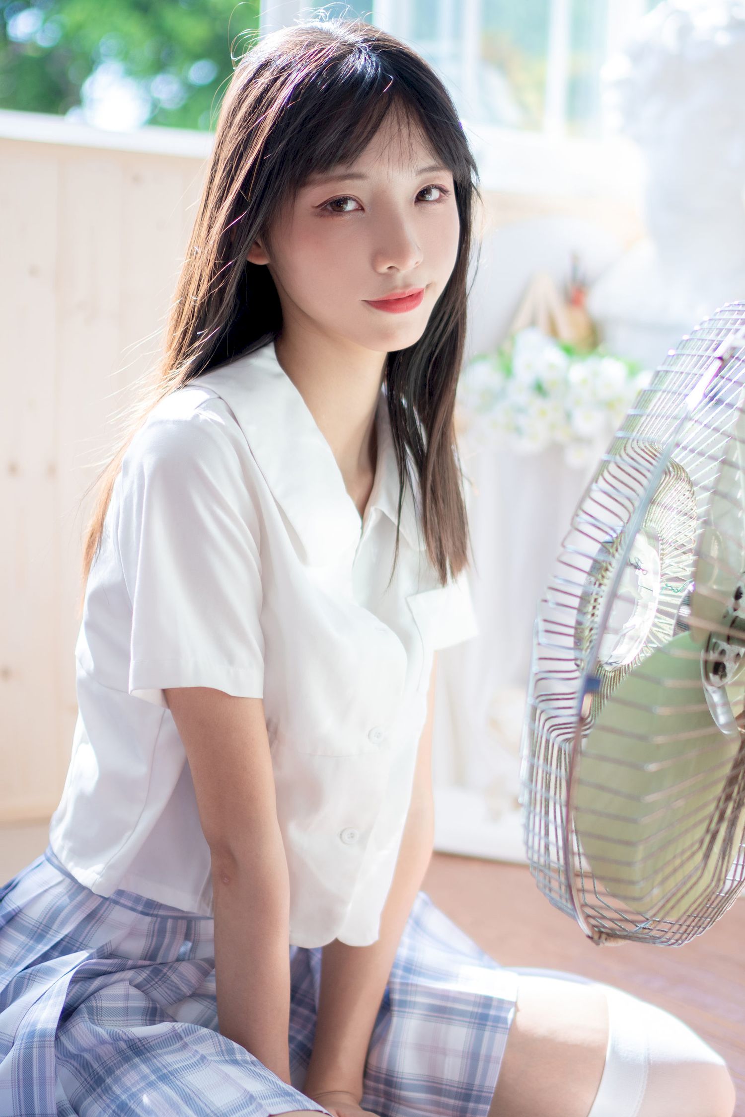 西呱呀呀呀学生制服搭配白色丝袜写真