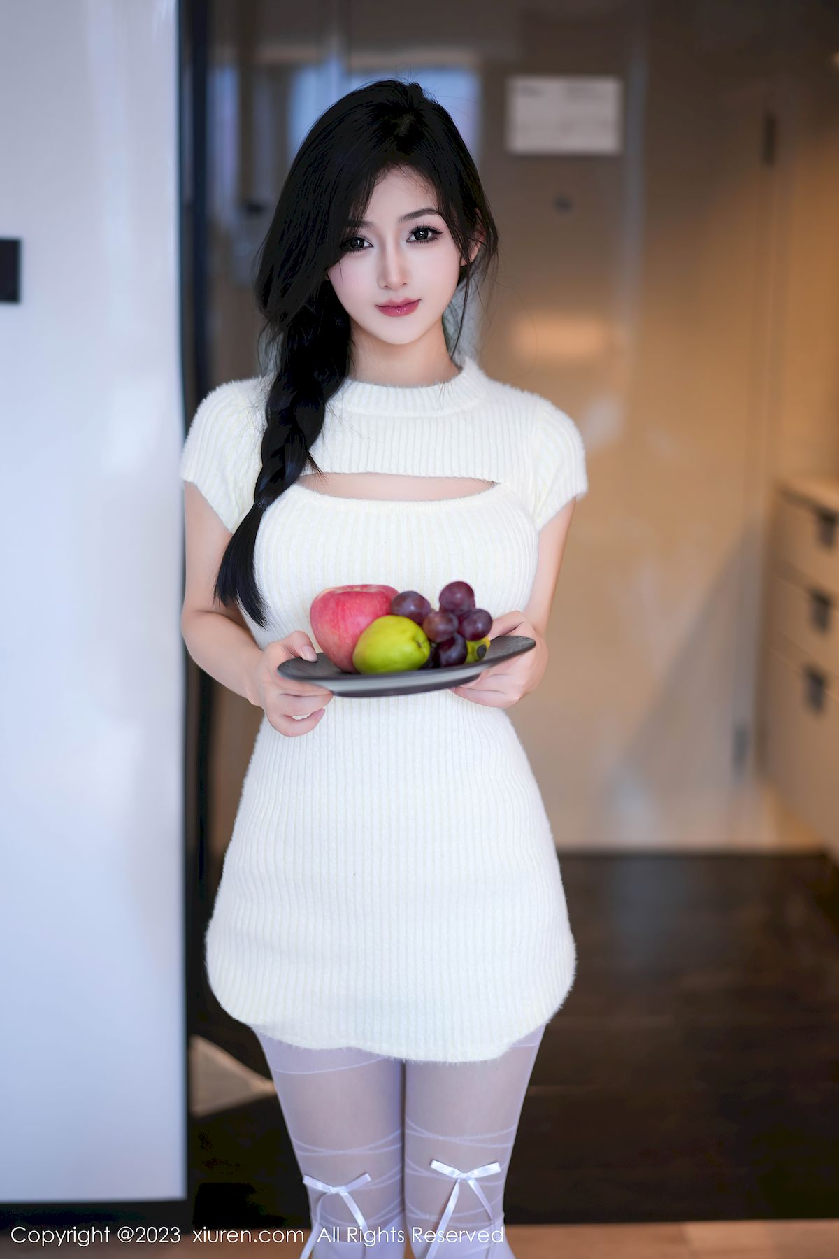 秀人网新人模特谭小灵连衣短裙搭配白色丝袜性感写真-御萝部落